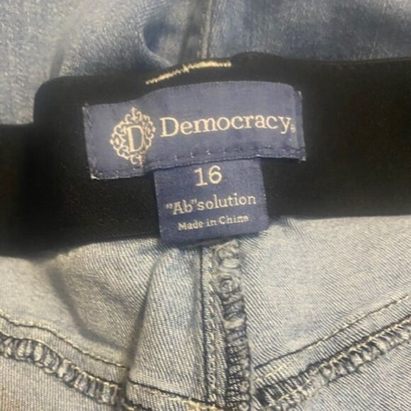 Democracy Ab Solution distressed 5 pocket Bermuda shorts, size 16 - Picture 3 of 4